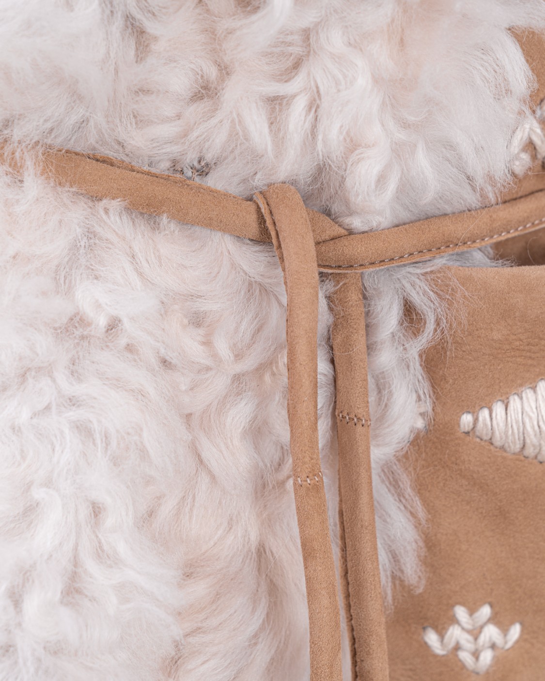 shop BENEDETTA NOVI  Gilet: Benedetta Novi gilet in montone con ricami.
Collo con rever.
Senza maniche.
Tasche basse.
Cintura sul punto vita.
Ricami a contrasto di colore.
Composizione: 100% Pelle.
Fabbricato in Turchia.. LOVIS WOOL EMB-MIELE/CORDA number 8036794